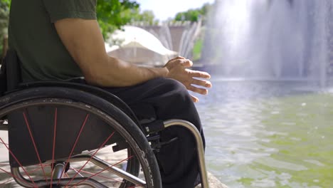 Nachdenkliche-Und-Gestresste-Person,-Die-Im-Rollstuhl-Sitzt.